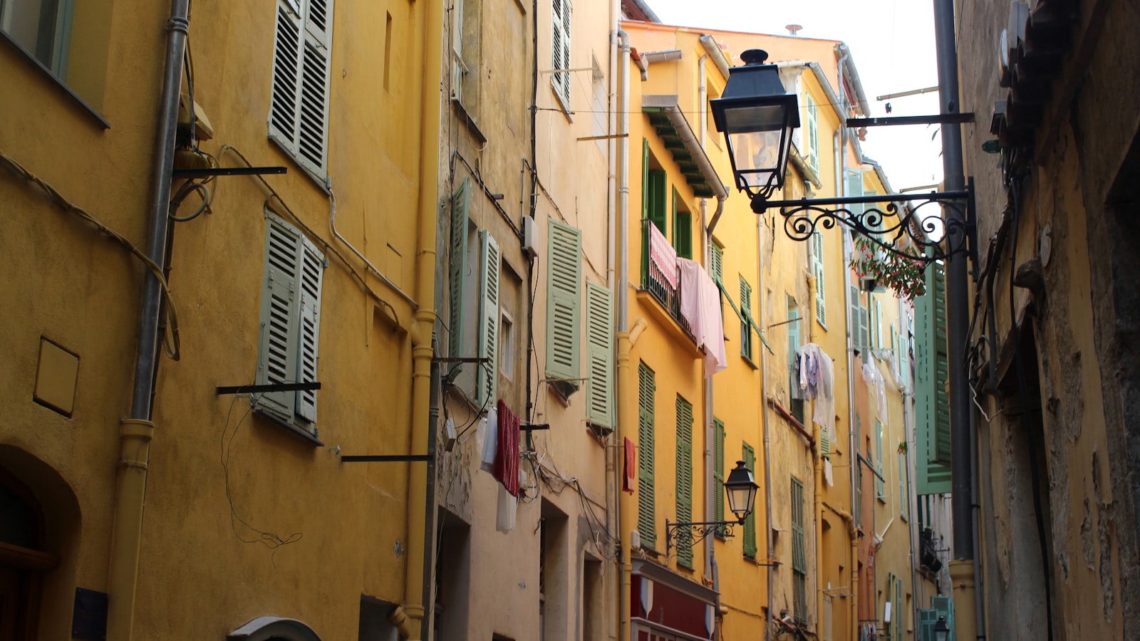 Le Panier — accès camion déménagement, façades typiques, parking