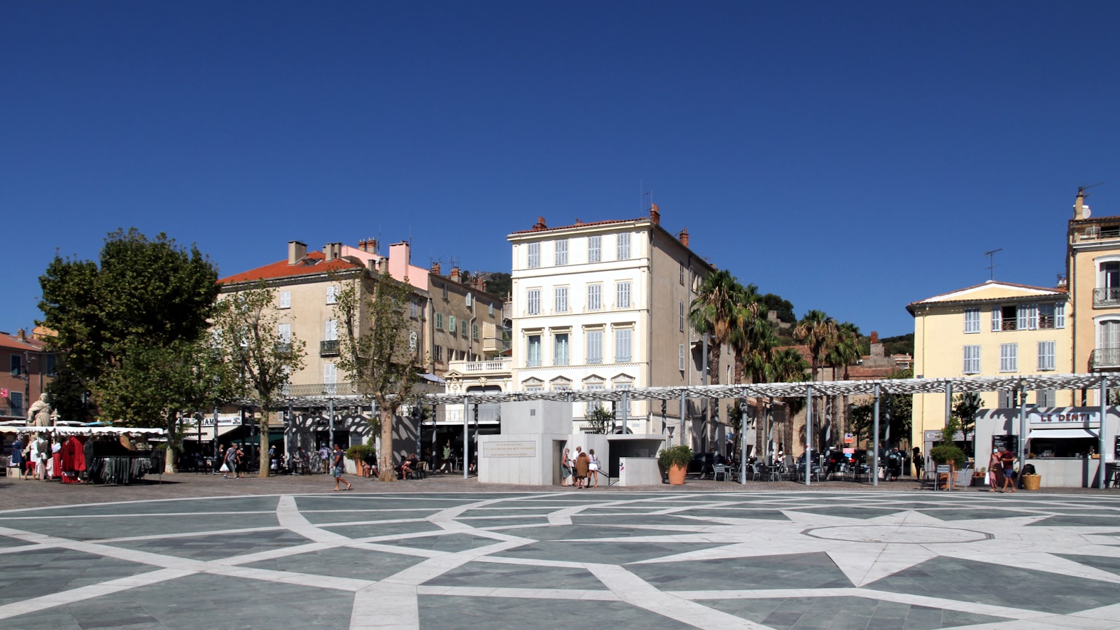 La Plaine — accès camion déménagement, façades typiques, parking